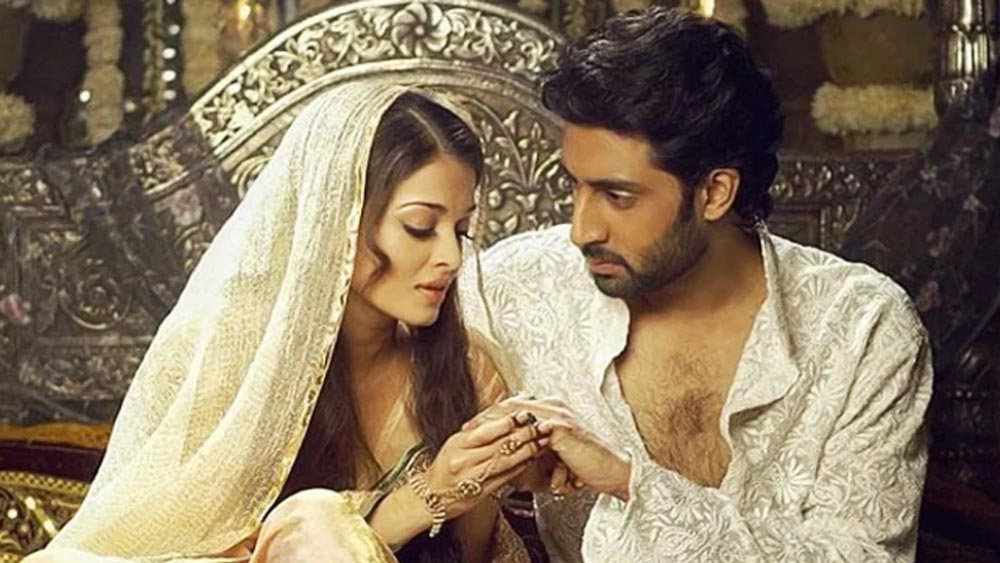 ছোটবেলার বন্ধু ববিই কি প্রেমের সুতোয় গেঁথে দিয়েছিলেন রাই-সুন্দরী ও ছোটা বচ্চনকে? সুইৎজারল্যান্ডে পড়াশোনার সুবাদে সে জায়গা অভিষেকের চেনা। ‘মৃত্যুদাতা’র প্রোডাকশন বয় হিসেবে রেকি সারতে তাই তাঁকেই পাঠানো হয়েছিল। সে খবর পেয়ে শ্যুটিং থেকে তাঁকে ডেকে পাঠান ববি। একসঙ্গে সেই নৈশভোজেই প্রথম দেখা ঐশ্বর্যার সঙ্গে। পরবর্তীতে যে আলাপ গড়াল প্রেম হয়ে বিয়েতে। 