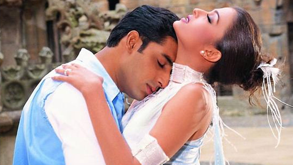 ‘ঢাই অক্ষর প্রেম কে’ (২০০০) ছবিটা মনে পড়ে? তাতেই পর্দায় প্রথম জুটি বাঁধেন অভিষেক-ঐশ্বর্যা। ছবি চলেনি তেমন। তবে সেখানেই গতি পায় দু’জনের বন্ধুত্ব। ঐশ্বর্যা তখন সদ্য বিশ্বসুন্দরী। অভিষেক ভেবেছিলেন, না জানি কেমন হবেন তাঁর নায়িকা! হয়তো বা সারা ক্ষণ ‘ডিভা’র সঙ্গেই কাটবে শ্যুটিং ফ্লোরে। বদলে দেখা হল এক মিষ্টি মেয়ের সঙ্গে। তাতেই বুঝি মোহিত হয়ে গেলেন জুনিয়র বি! 