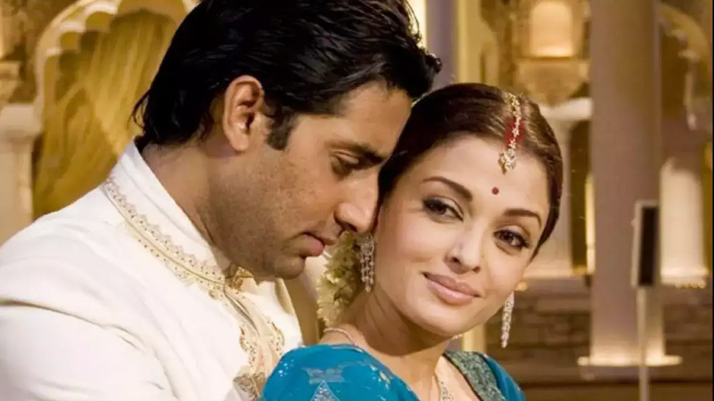 প্রেম তো হল! কিন্তু বিয়ে? জানেন কি, অভিষেক তাঁর রাই-সুন্দরীকে বিয়ের প্রস্তাব দিয়েছিলেন হোটেলের বারান্দায়! অপরাহ উইনফ্রেকে দেওয়া এক সাক্ষাৎকারে অভিষেক নিজেই ফাঁস করেন এ গল্প। সালটা ২০০৭। নিউ ইয়র্কে নিজেদের ছবি ‘গুরু’র প্রচারে গিয়েছিলেন অভিষেক-ঐশ্বর্যা। এক রাতে হোটেলের বারান্দায় বসেই অভিষেকের মনে হয়, ঐশ্বর্যার সঙ্গেই নিজের জীবনটা কাটিয়ে দিতে চান তিনি। ব্যস!