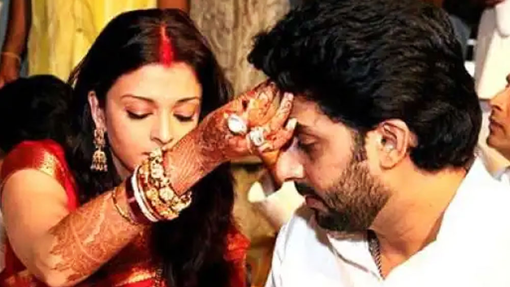 সাত সাগরের পার থেকে সো-জা বিয়ের পিঁড়িতে! ২০০৭-এর ২০ এপ্রিল সাত পাক ঘুরলেন দু’জনে। বলিউড জুড়ে হইহই! হিরের গয়না-কাঞ্জিভরম শাড়িতে বচ্চন পরিবারের বধূ হয়ে গেলেন ঐশ্বর্যা। জাঁকজমকে মোড়া রূপকথার মতো বিয়ে সেরে ইউরোপে। টানা এক মাসের মধুচন্দ্রিমা!