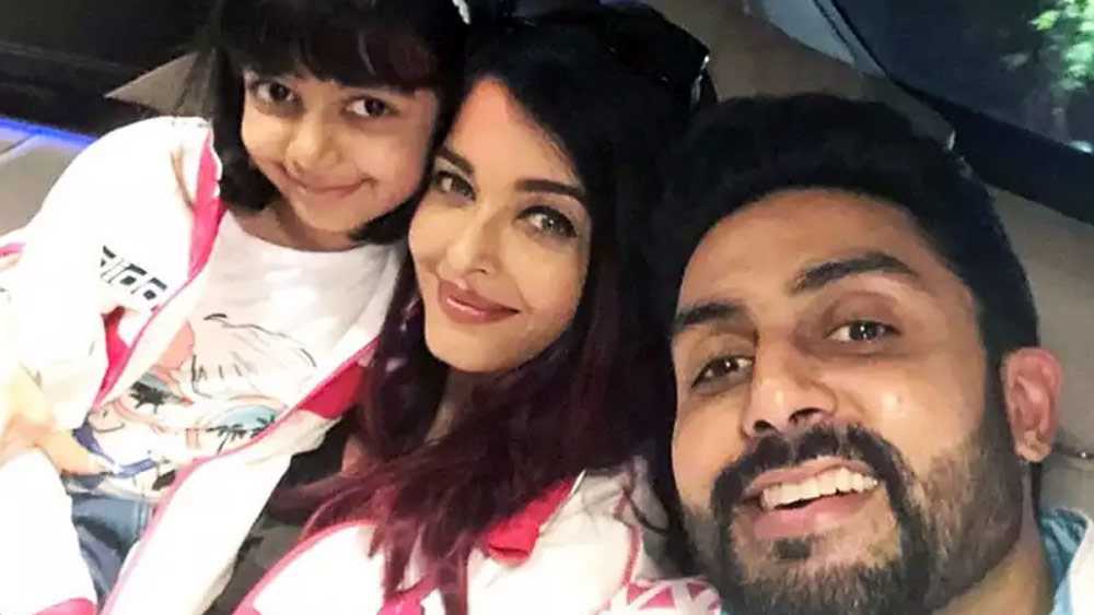 দেখতে দেখতে ১৫ বছর পর। মাঝে কত তারকার বিয়ে দেখেছে বলিউড। দেখেছে একের পর এক ভাঙন। বলিউডের বহু চর্চিত এই দম্পতির সম্পর্ক তবু অটুট। মেয়ে আরাধ্যাকে নিয়ে সুখে সংসার করছেন অভিষেক বচ্চন ও ঐশ্বর্যা রাই বচ্চন।    