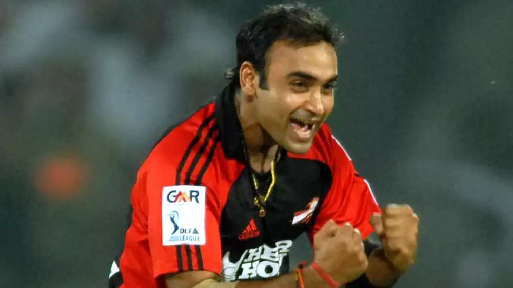 আইপিএলে মোট তিনটি হ্যাটট্রিক করেছেন অমিত মিশ্র। তার মধ্যে প্রথমটি এসেছিল ২০০৮ সালে। দিল্লি ক্যাপিটালসের (তৎকালীন দিল্লি ডেয়ারডেভিলস) হয়ে পর পর তিন বলে ডেকান চার্জার্সের রবি তেজা, প্রজ্ঞান ওঝা ও রুদ্রপ্রতাপ সিংহকে আউট করেন তিনি।