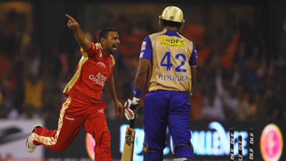 ২০১০ সালের প্রথম হ্যাটট্রিক করেন প্রবীণ কুমার। বেঙ্গালুরুর হয়ে রাজস্থান রয়্যালসের ড্যামিয়েন মার্টিন, সুমিত নারওয়াল ও পরশ ডোগরাকে আউট করেন তিনি। সে বছর ওই একটিই হ্যাটট্রিক হয়েছিল।