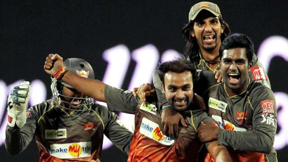 সে বছর অমিত মিশ্র নিজের তৃতীয় হ্যাটট্রিক করেন। সানরাইজার্স হায়দরাবাদের হয়ে খেলার সময় পুণে ওয়ারিয়র্সের ভুবনেশ্বর কুমার, রাহুল শর্মা ও অশোক ডিন্ডাকে ফেরান তিনি।