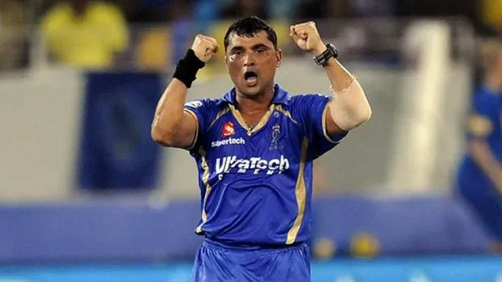 ২০১৪ সালে হ্যাটট্রিক নেন প্রবীণ তাম্বে। তিনি দ্বিতীয় ক্রিকেটার যিনি জাতীয় দলে সুযোগ পাওয়ার আগে হ্যাটট্রিক করেন। রাজস্থানের হয়ে কলকাতার বিরুদ্ধে মণীশ পাণ্ডে, ইউসুফ পাঠান ও রায়ান টেন দুসখাতেকে আউট করেন প্রবীণ।