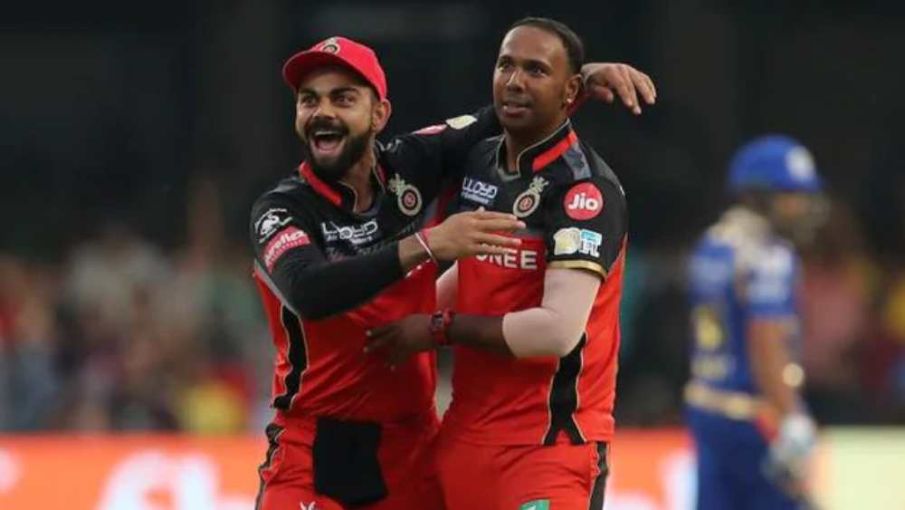 ২০১৭ সালে বেঙ্গালুরুর হয়ে স্যামুয়েল বদ্রি মুম্বইয়ের পার্থিব পটেল, মিচেল ম্যাকগ্লেনাঘন ও রোহিত শর্মাকে আউট করে নিজের হ্যাটট্রিক পূর্ণ করেন।