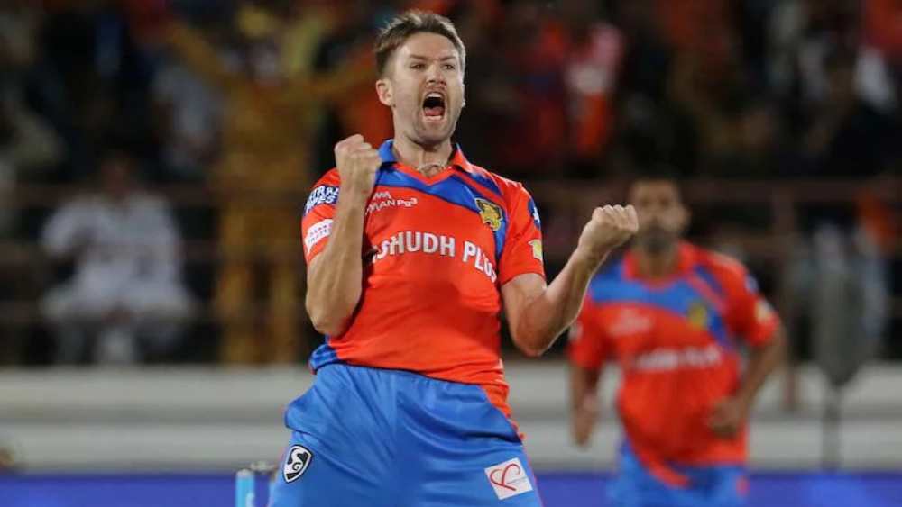 সে বছর গুজরাত লায়ন্সের অ্যান্ড্রু টাই রাইজিং পুণে সুপার জায়ান্টসের বিরুদ্ধে হ্যাটট্রিক করেন। পর পর তিন বলে অঙ্কিত শর্মা, মনোজ তিওয়ারি ও শার্দুল ঠাকুরকে আউট করেন তিনি।