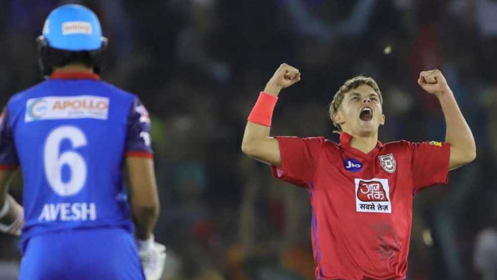 স্যাম কারেন ২০১৯ সালে পঞ্জাবের হয়ে হ্যাটট্রিক করেন। দিল্লি ক্যাপিটালসের হর্ষল পটেল, কাগিসো রাবাডা ও সন্দীপ লামিচানেকে আউট করে এই কীর্তি করেন তিনি।