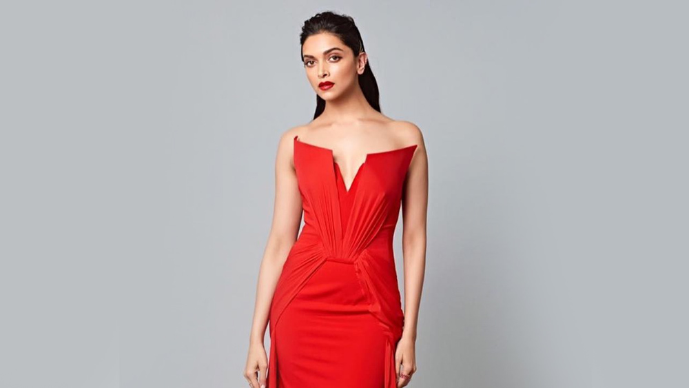 দীপিকার সাজপোশাক বরাবরই নেটাগরিকদের চর্চার বিষয়। তাঁর ফ্যাশনে মাঝেই দেখা যায় পশ্চিমের ছোঁয়া। লাল স্ট্র্যাপহীন গাউনে প্রিয় তারকাকে দেখে পলক ফেলতে পারবেন না আপনিও! উন্মুক্ত বক্ষভাজ, লাল লিপস্টিক, হালকা স্মোকি আই মেকআপ— লাল গাউনে সত্যি‌ই নজরকাড়া দীপিকার সাজ।