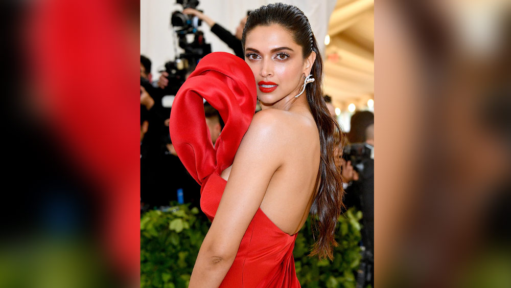 একাধিক অনুষ্ঠানে দীপিকা পাড়ুকোনের পরনে দেখা গিয়েছে লালের সাজে। স্ট্র্যাপহীন গাউন হলেও দীপিকার এই পোশাকে কাঁধের কাছে একটা বড় বো তাঁর সাজে আলাদা মাত্রা যোগ করেছে। পোশাকের সঙ্গে মানানসই সাহসী মেকআপ, কানে লম্বা দুল, খোলা চুলে অনবদ্য ছিল অভিনেত্রীর সেই সাজ।