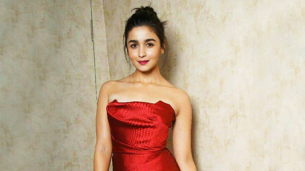 সদ্য বিয়ে করেছেন আলিয়া। বিয়েতে আলিয়ার নো মেকআপ রূপটান দেখে নেটমাধ্যমে চর্চার শেষ নেই। বরাবরই সাজের ব্যাপারে খুঁতখুতে এই অভিনেত্রী। লাল স্ট্র্যাপহীন ড্রেসে তিনিও প্রকাশ্যে এসেছেন একাধিক বার। 