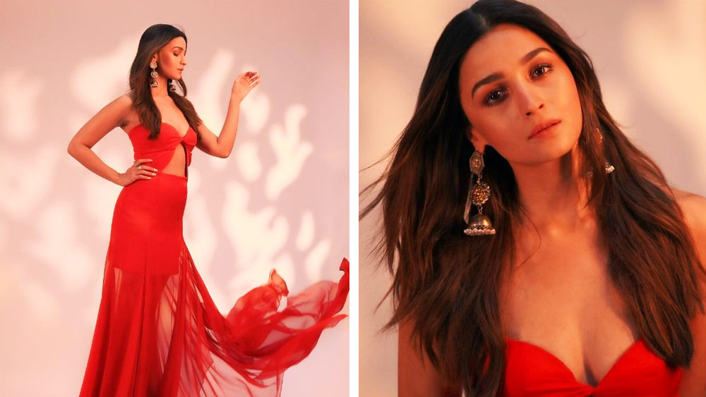 ) খোলা চুল, কানে রুপোলি ঝোলা দুল, আর লাল নেটের স্ট্র্যাপহীন পোশাকে আলিয়ার এই সাজ দেখে আপনিও নজর ফেরাতে পারবেন না। তবে এখানেও মেকআপের আধিক্য নেই। ন্যুড মেকআপেই সেজে উঠেছিলেন অভিনেত্রী।