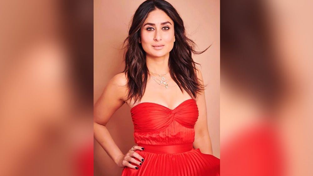 সম্প্রতি তুতো ভাই রণবীরের বিয়েতে সাবেকি সাজপোশাকে দেখা গিয়েছে করিনা কপূর খানকে। করিনার সেই সাজ বেশ পছন্দ হয়েছে তাঁর ভক্তদের। পাশ্চাত্য পোশাক পরতেও একই ভাবে সাবলীল তিনি। এই অভিনেত্রীরও লাল রং বড়ই প্রিয়। সুইটহার্ট নেকলাইন সহ লাল প্লিটেড গাউনে করিনার এই সাজ দেখে আপ্লুত তাঁর ভক্তমহল।