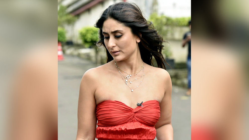 খোলা চুল, গলায় স্টেটমেন্ট জুয়েলারি, নুড মেক আপ— করিনার এই সাজ দেখে নজর ফেরাতে পারবেন না আপনিও। 