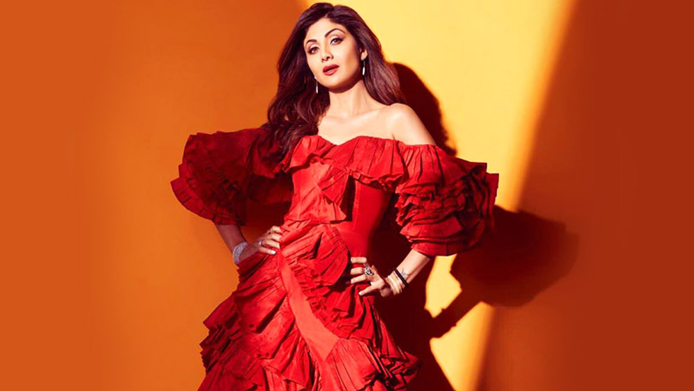 ইদানীং শিল্পা শেট্টির পরনেও দেখা গিয়েছে লাল স্ট্র্যাপহীন গাউন। সারা গাউন জুড়ে ফ্রিলের আধিক্য। নজরকাড়া শিল্পার সেই সাজ দেখে অনুগামীরাও বেশ আপ্লুত। 