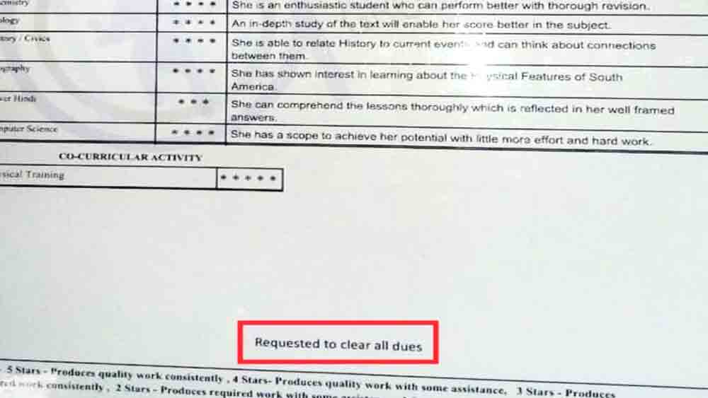 মহাদেবী বিড়লা শিশু বিহারের রিপোর্ট কার্ডে এ ভাবেই বকেয়া ফি মিটিয়ে দেওয়ার কথা লেখা হয়েছে। নিজস্ব চিত্র
