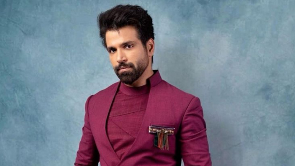 ঋত্বিক ধনজানি- রিয়্যালিটি শোয়ের সুবাদে ঋত্বিক ধনজানি ইন্ডাস্ট্রিতে পরিচিত মুখ। টেলিভিশনের পাশাপাশি ইন্ডাস্ট্রিতে তাঁর অভিনয় প্রশংসিত। কেরিয়ারের প্রথম দিকে তাঁকে বেশ কয়েকটি রিয়্যালিটি শোয়ে অংশগ্রহণ করতে দেখা যায় তাঁকে। কিন্তু তাঁর কেরিয়ার গতি পায় ‘নাচ বলিয়ে’র ষষ্ঠ সংস্করণের পর। সেখানে তিনি তাঁর প্রেমিকা আশা নেগির সঙ্গে অংশগ্রহণ করেছিলেন। ওই সংস্করণের বিজেতাও ঋত্বিক-আশা জুটি।