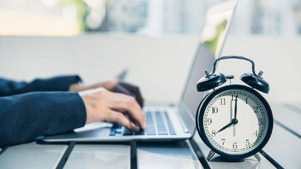 ‘ওয়ার্ক ফ্রম হোম’ করার ফলে পারিবারিক জীবন এবং অফিসের কাজের মধ্যে সমতা রাখা বেশ কঠিন হচ্ছে। এক সমীক্ষা বলছে বাড়ি থেকে কাজ করলে অধিকাংশ ক্ষেত্রে কাজের সময়ের বাইরেও কাজ করতে হচ্ছে।