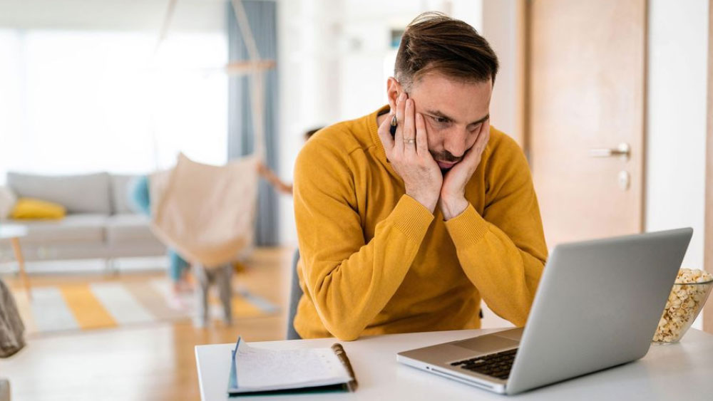 অফিসের সময় শেষ হয়ে যাওয়ার পর দিনভর বসের মেসেজে তাল কাটছে পারিবারিক জীবনে। এর মধ্যে রয়েছে অফিসের হোয়াটসঅ্যাপ গ্রুপে সর্ব ক্ষণ নজর রাখার মতো বিষয়টিও।