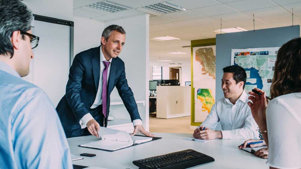 পর্তুগিজ সরকারের নয়া আইনে বাড়িতে কর্মরত কর্মীদের উপর সারা ক্ষণ নজরদারি চালানো বন্ধ করারও নির্দেশ দেওয়া হয়েছে। এই ধরনের কর্মীদের অফিসের সঙ্গে বিচ্ছিন্নতা দূর করার জন্য প্রতি দু’মাসে এক বার বসের সঙ্গে দেখা করা বাধ্যতামূলক করা হয়েছে।