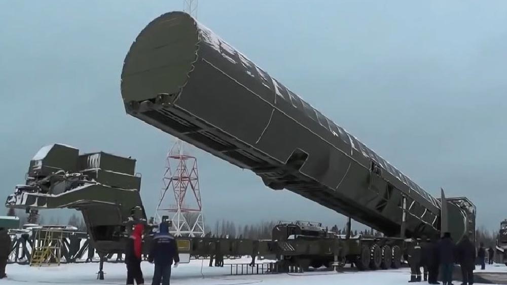 দ্বিতীয়ত, এই ক্ষেপণাস্ত্রে ১০ বা তার বেশি ‘ওয়ারহেড’ যোগ করা যায়। অর্থাৎ, তা একাধিক যুদ্ধাস্ত্র নির্ভুল ভাবে ছুড়তে পারে। যার ফল, সাধারণ ক্ষেপণাস্ত্রের চেয়ে সারমাটের ধ্বংসের ক্ষমতা অনেক বেশি।