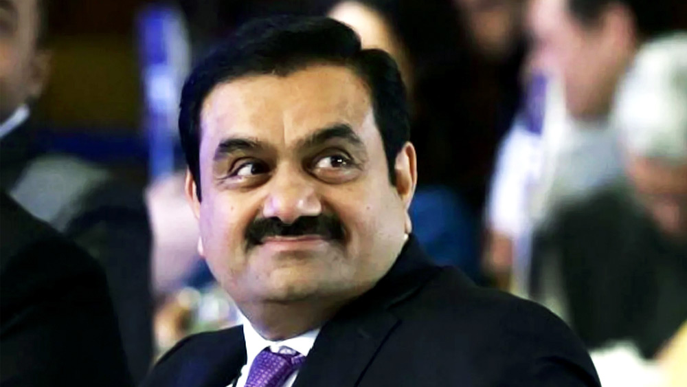 গৌতমের ছেলেবেলা থেকেই নাকি স্বপ্ন ছিল তিনি একটা বন্দরের মালিক হবেন। সেই স্বপ্ন সফল হয় ১৯৯৫ সালে। নিলামে গুজরাতের মুন্দ্রা বন্দর পরিচালনার দায়িত্ব নেয় আদানি গোষ্ঠী। এটাই দেশের বৃহত্তম বেসরকারি সমুদ্র বন্দর।