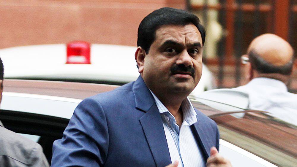 গৌতম আদানির জীবনে এক কঠিন মুহূর্ত এসেছিল ১৯৯৮ সালের ১ জানুয়ারি। বর্ষবরণের অনুষ্ঠান সেরে কংগ্রেস সাংসদ শান্তিলাল পটেলের সঙ্গে ফিরছিলেন। আমদাবাদে দু’জনকেই অপহরণ করে দুষ্কৃতীরা। শোনা যায় গৌতমের জন্য আদানি পরিবারের থেকে ১৫ কোটি টাকা মুক্তিপণ দাবি করা হয়েছিল। পরে মুক্তিও পান গৌতম।