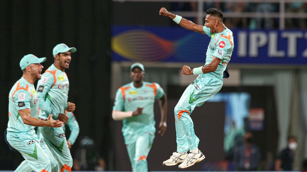 কিন্তু এটাও ঠিক, বোলাররা একার হাতেই ম্যাচ ঘুরিয়ে দিতে পারেন। গুরুত্বপূর্ণ সময়ে কয়েকটি ডট বল বা কয়েকটি উইকেট ম্যাচের মোড় ঘুরিয়ে দিতে পারে।