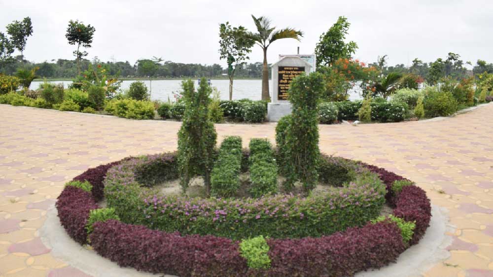 সাজানো হয়েছে রায়দিঘির পাড়।