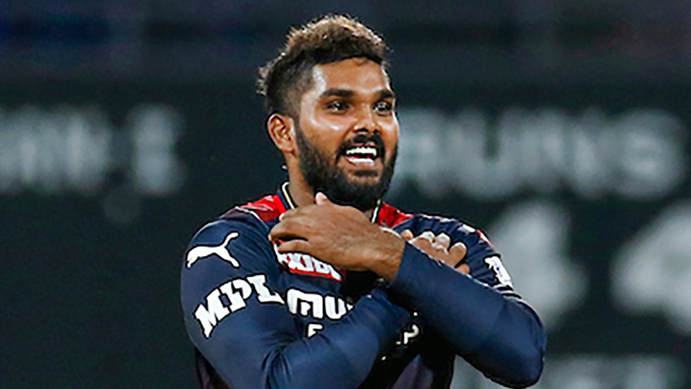 শ্রীলঙ্কার বিস্ময় স্পিনার ওয়ানিন্দু হাসরঙ্গকে এ বার ১০ কোটি টাকা খরচ করে কিনেছে বেঙ্গালুরু। প্রতি ম্যাচেই আস্থার দাম দিয়ে চলেছেন হাসরঙ্গ। বেশিরভাগ ব্যাটার তাঁর বল বুঝতেই পারছেন না।