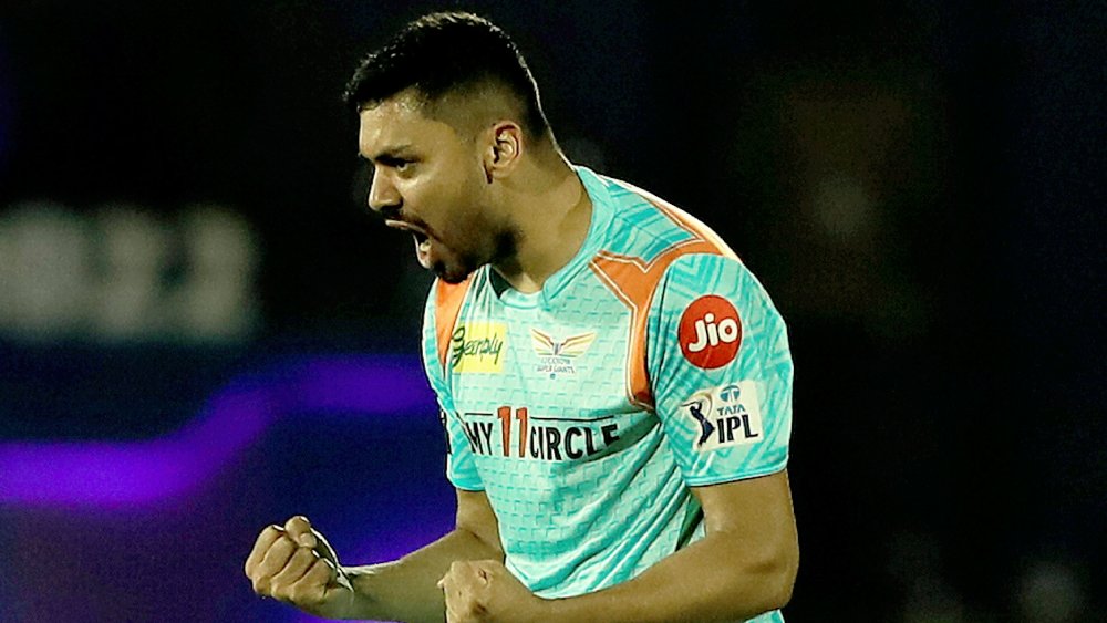 দল বদলে এ বার দিল্লি থেকে লখনউয়ে গিয়েছেন আবেশ খান। তরুণ এই পেসার বলের বৈচিত্রে মুগ্ধ করেছেন দলকে। গত বার দ্বিতীয় সর্বোচ্চ উইকেটশিকারী ছিলেন তিনি। এ বারও সে দিকেই এগিয়ে চলেছেন।