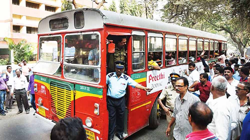 শুধু মাত্র স্মার্ট কার্ডের মাধ্যমেই নয়, যে যাত্রীদের মোবাইল ফোনে ‘চলো’ অ্যাপ রয়েছে, তাঁরাও এই সুবিধা লাভ করতে পারবেন।