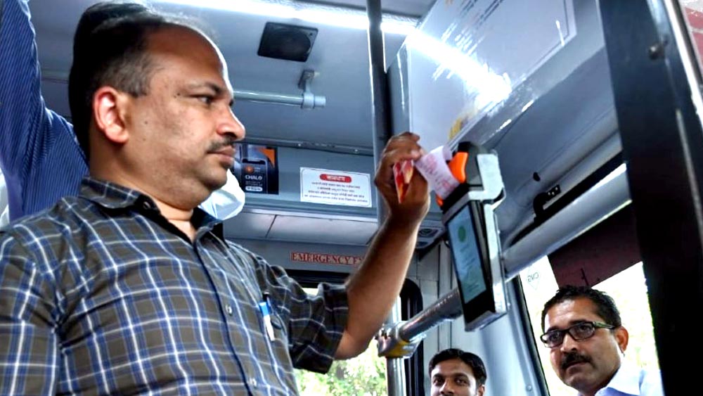 যাত্রী গন্তব্যস্থলে পৌঁছলে আবার মেশিনের সামনে ফোন অথবা স্মার্ট কার্ডটি ধরে রাখতে হবে। এর ফলে কার্ড থেকে নিজে থেকেই টাকা কেটে যাবে। যেমন হয় কলকাতা মেট্রোরেলের ক্ষেত্রে।