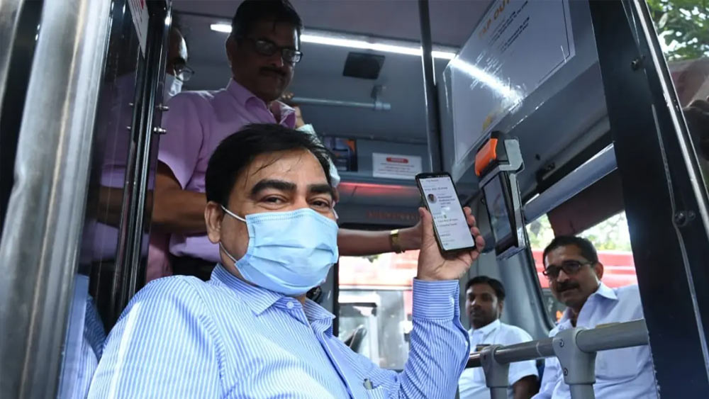 যাঁরা নগদহীন লেনদেন করতে সক্ষম, তাঁদের সুবিধার্থে এই পদক্ষেপ করা হয়েছে। ৩০ লাখ যাত্রীর মধ্যে ১২ লাখ যাত্রী মোবাইল অ্যাপের মাধ্যমে ডিজিটাল টিকিট ব্যবহার করছেন এবং বাকি যাত্রী ‘বেস্ট’ স্মার্ট কার্ড ব্যবহার করছেন।