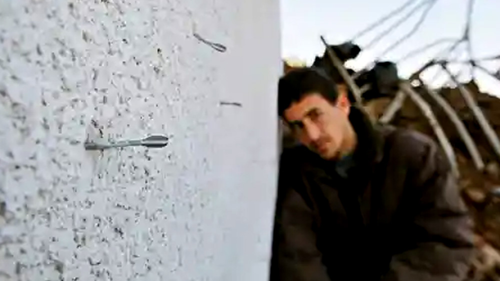  বুচার স্থানীয় এক বাসিন্দা স্বিতলানা চুমতের কথায়, ‘‘আপনি যদি আমার বাড়ির দিকে তাকান তবে এ রকম জিনিস অনেক পাবেন।’’ যুদ্ধ চলাকালীন তিনি এক দিন সকালে দেখেন তাঁর বাডি়র দেওয়ালে এবং ঘরের ভিতর এই ধরনের ডার্ট আটকে রয়েছে।