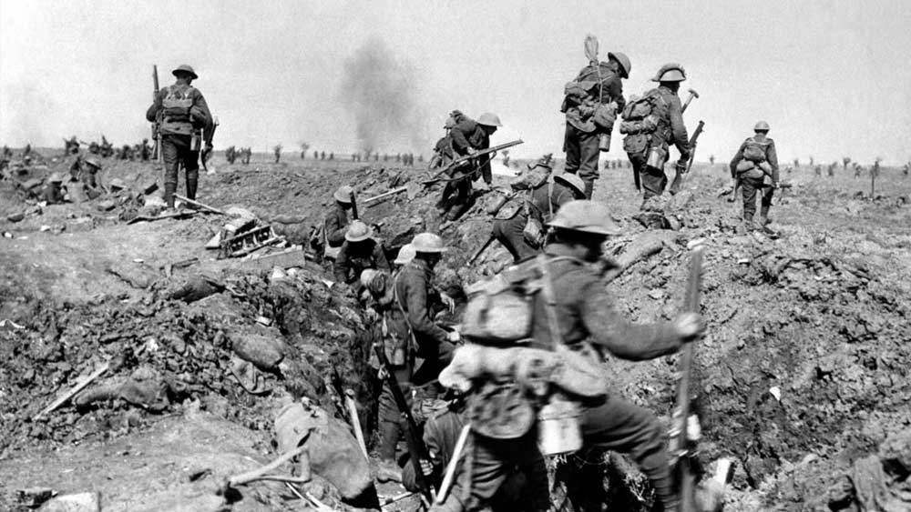 যুদ্ধে এই ধরনের অস্ত্র ব্যবহারের দীর্ঘ ইতিহাস রয়েছে। প্রথম বিশ্বযুদ্ধে মানুষ মারার জন্য ডার্ট ব্যবহার করার উদাহরণ রয়েছে। এ ছাড়া ভিয়েতনাম যুদ্ধের সময় আমেরিকা একে ‘অ্যান্টি-পারসনেল প্রজেক্টাইল’ হিসাবে উল্লেখ করে এর ব্যবহার করা হত।