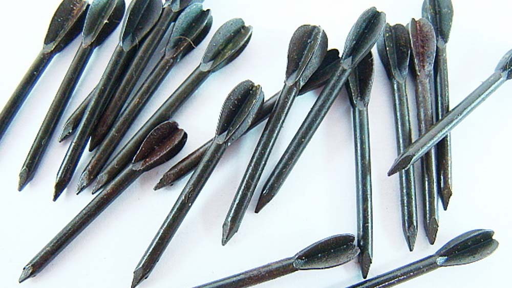 ইজরায়েলে ক্যামেরাকে অস্ত্র ভেবে ২০১০ সালে সংবাদ সংস্থা রয়টার্সের এক সাংবাদিককে ‘ফ্লোচেট’ ছুড়ে আঘাত করা হয়। কিন্তু এই হামলায় সাংবাদিক ছাড়াও আরও আট জন অসমারিক ব্যক্তি আহত হন। এই ঘটনার পর ইজরায়েল ‘ফ্লোচেট’ ব্যবহার বন্ধের সিদ্ধান্ত নেয়। কিন্তু তার পরেও তাদের বিরুদ্ধে ২০১৪ সালে এই অস্ত্র ব্যবহারের অভিযোগ ওঠে।