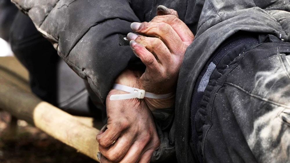 বুচার রাস্তাগুলি গত কয়েক সপ্তাহ ধরে ধ্বংসস্তুপে পরিণত হয়েছিল। অবিশ্বাস্য দ্রুততায় স্থানীয় বাসিন্দারা তা পরিষ্কার করেছেন। 