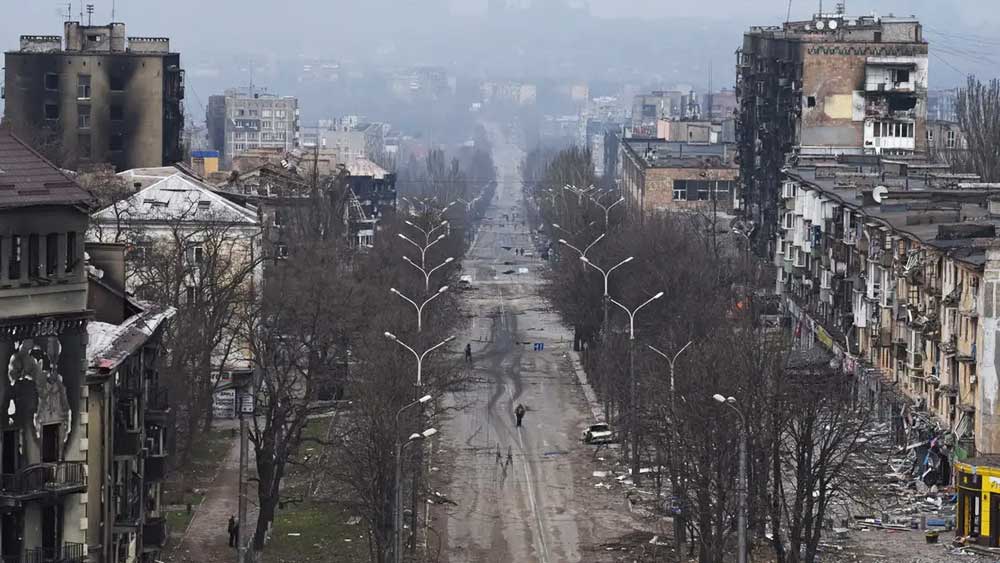 স্বেচ্ছাসেবকরা শহরের আশেপাশে এলাকাগুলি পরিষ্কারের জন্য অক্লান্ত পরিশ্রম করছেন। সপ্তাহ খানেক আগে শহরের যে ছবি দেখেছিল বিশ্ব তার অনেকটাই বদল এনেছেন বাসিন্দারা।