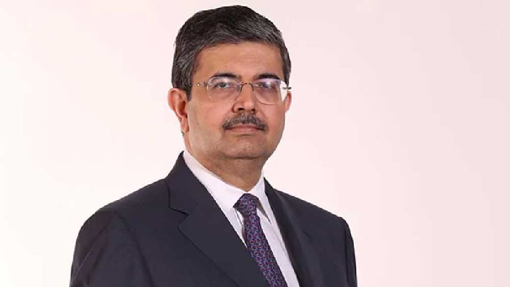 পুরো নাম উদয় সুরেশ কোটাক। গুজরাতি এক উচ্চ মধ্যবিত্ত পরিবারের সন্তান। যৌথ পরিবার ছিল। এক ছাদের তলায় ৬০ জন থাকতেন। রান্নাও হত এক সঙ্গে। মজা করে উদয় বলতেন, ‘কাজের জায়গায় পুঁজিবাদি আদর্শ মানা হত, আর বাড়িতে পুরোদস্তুর সমাজতন্ত্রের আদর্শ!’