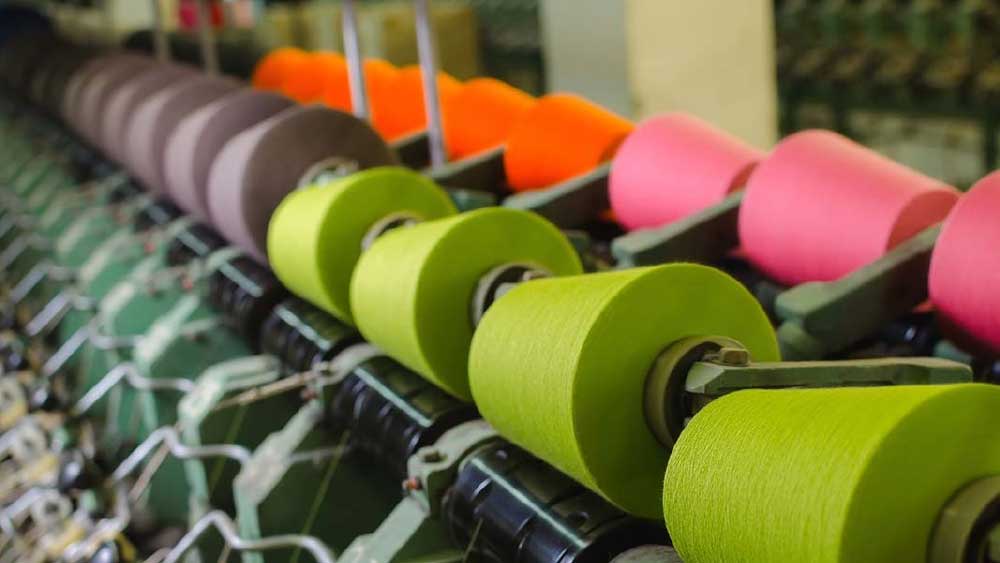 পরিবারের সুতির কাপড় বোনা এবং তুলোর ব্যবসা ছিল। কিন্তু তিনি চাইতেন ওই ব্যবসার বাইরে গিয়ে কিছু করতে।