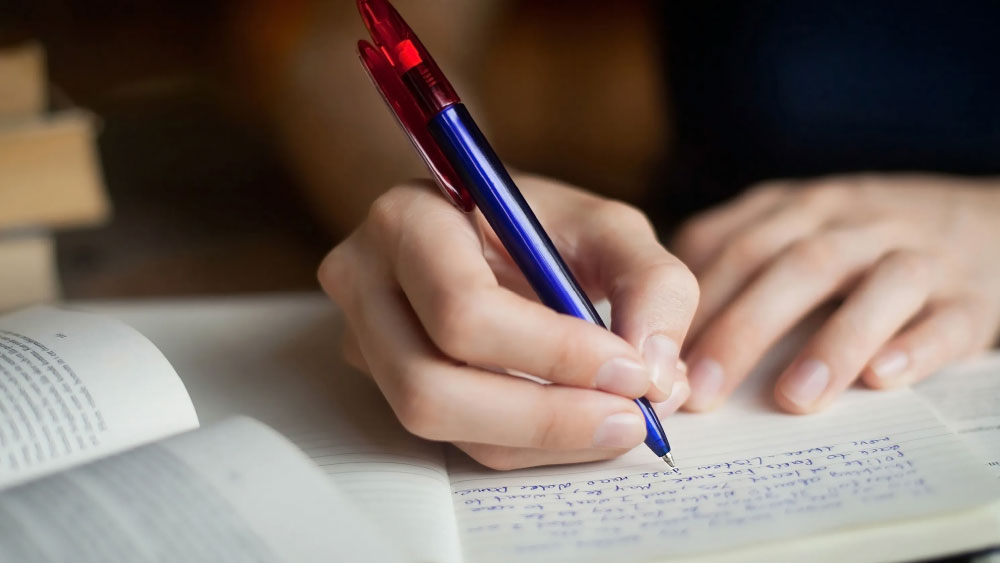 অতঃপর পড়াশোনায় মন দিতে হয়। স্নাতক হওয়ার পর ম্যানেজমেন্ট নিয়ে পড়াশোনা করে পরবর্তী লক্ষ্য স্থির করেন। 