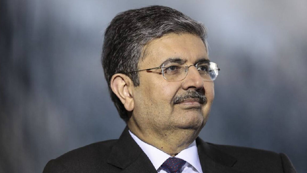 পাশ করার পর কিছু দিন পারিবারিক ব্যবসা সামলেছেন। ভাল লাগেনি। চাকরির খোঁজ করেন।