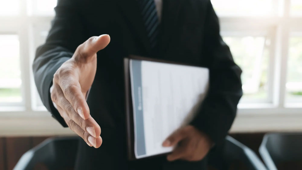 একটি নামী সংস্থায় বেশ ভাল মাইনের চাকরিও পেয়ে যান। কিন্তু অকস্মাৎ মত বদলান। ব্যবসা করবেন বলে মনস্থির করেন।