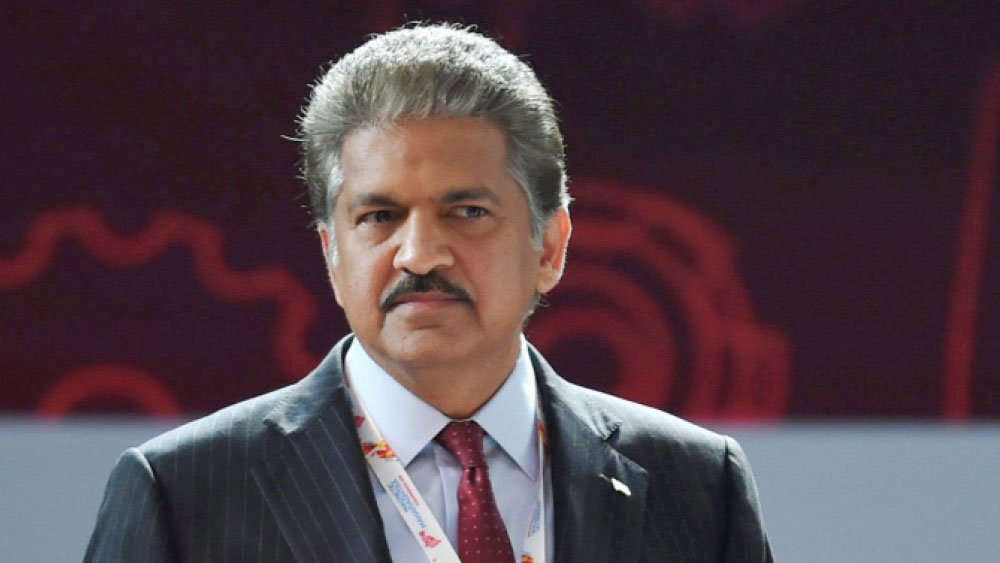 পরিচিতের কাছ থেকে কিছু অর্থ ধার করে নিজের একটি সংস্থা খোলেন। এই পরিচিতের মধ্যে ছিলেন আনন্দ মহিন্দ্রা।