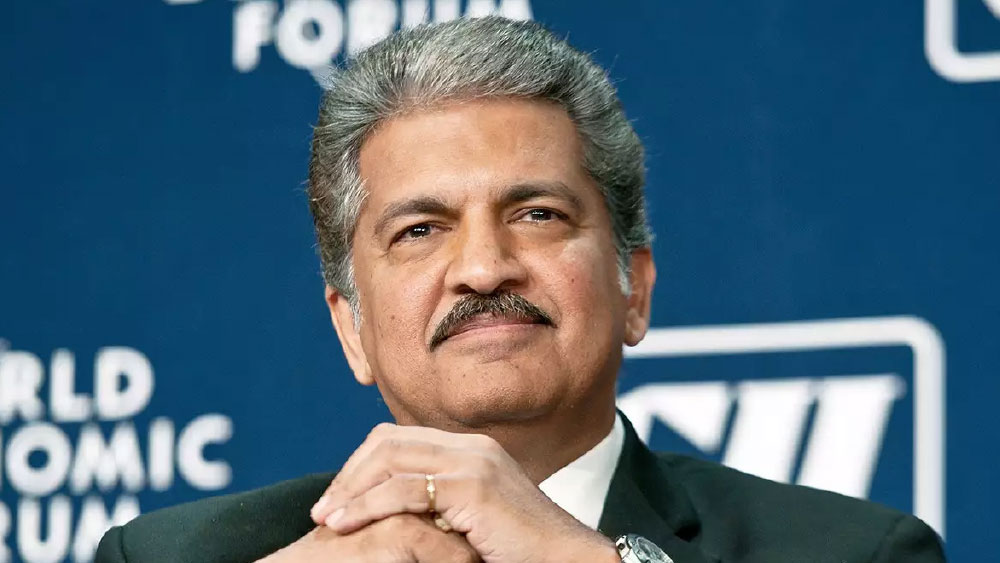 আনন্দের সংযোজন ছিল, “আমার পরিষ্কার মনে আছে, বাবা এবং কাকা দু’জনেই বলেছিলেন, কেন এই আনকোরা ছোকরার উপর এত ভরসা করছি? আমি বলেছিলাম, আমার মন বলছে, এঁর সঙ্গে নিজেদের নাম জুড়তে পেরে এক দিন গর্ববোধ হবে। ওঁর সেই সম্ভাবনা নিয়ে একটা দৃঢ় আস্থা ছিল আমার।”