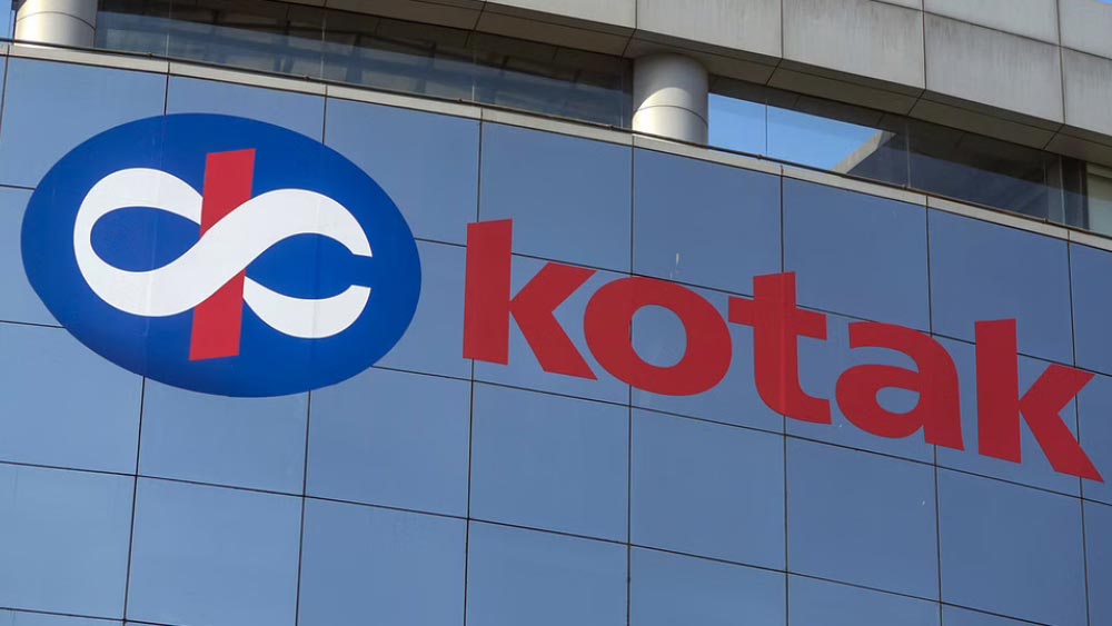 ২০০৩ সালের ২২ মার্চ কোটাক মহিন্দ্রা ফিন্যান্স লিমিটেড দেশের ইতিহাসে প্রথম কোনও কর্পোরেট সংস্থা হিসাবে আত্মপ্রকাশ করে যারা ভারতীয় রিজার্ভ ব্যাঙ্কের থেকে ব্যাঙ্কিঙের লাইসেন্স পায়।