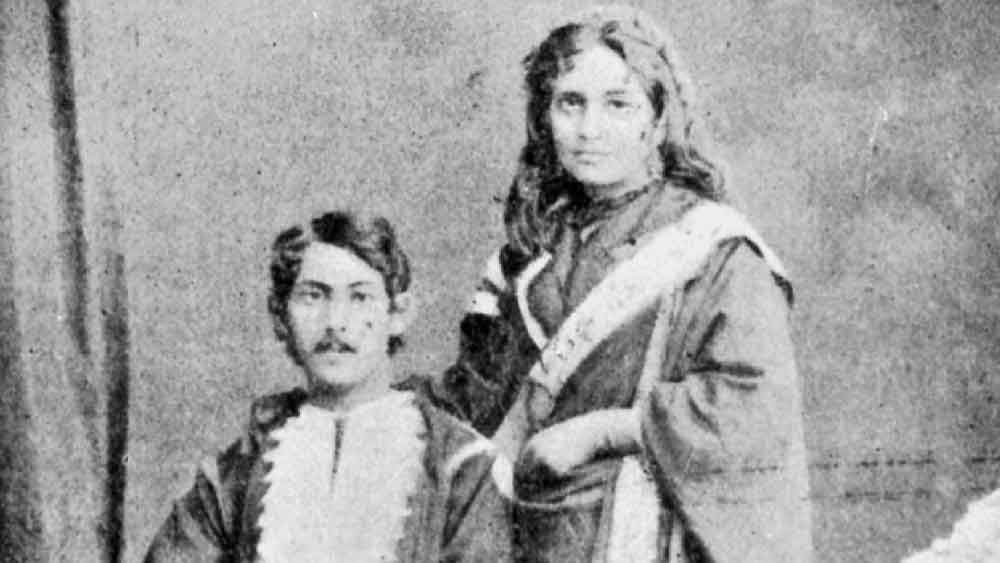 জ্যোতিরিন্দ্রনাথের সঙ্গে বিয়ের পর বালিকা বয়সে ঠাকুরবাড়িতে আসেন কাদম্বরী।