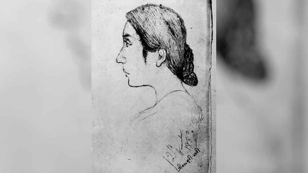 কিছু দিন স্বর্ণকুমারী দেবীর ছোট মেয়েকে নিজের মেয়ের মতো মানুষ করেছেন। 