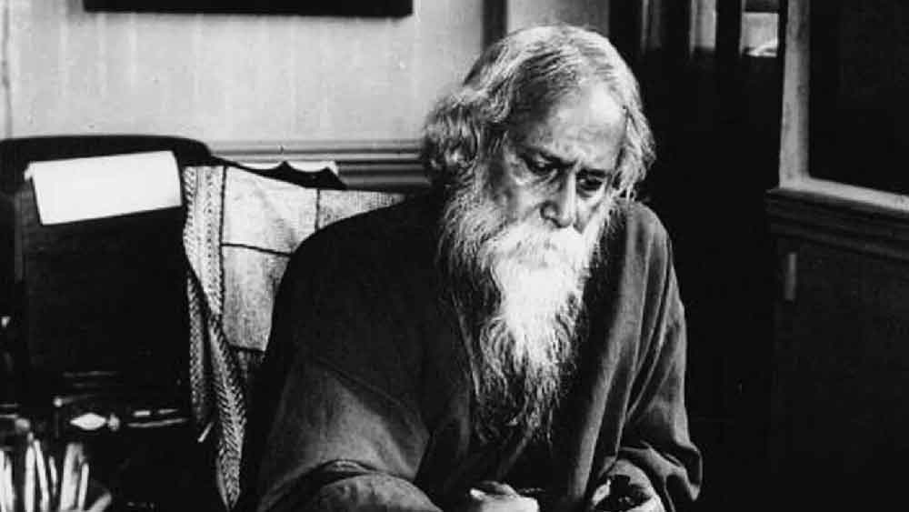 রবীন্দ্র-সৃষ্টিতে তার অনেক উদাহরণ ছড়িয়ে ছিটিয়ে রয়েছে। ‘জীবনস্মৃতি’-তেও এ নিয়ে রবীন্দ্রনাথের কিঞ্চিৎ উল্লেখ রয়েছে।